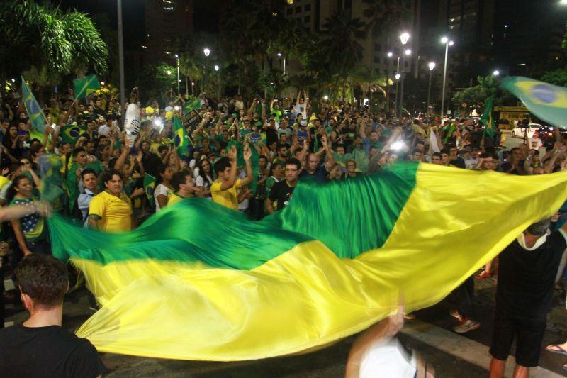 Em Fortaleza, manifestantes realizaram protesto na noite desta quinta-feira, 17. O ato pedia renncia da presidente Dilma Rousseff, sada do ex-presidente Lula e em apoio ao juiz Srgio Moro. Fotos: Tatiana Fortes/OPOVO e Jlio Caesar/Especial para O POVO