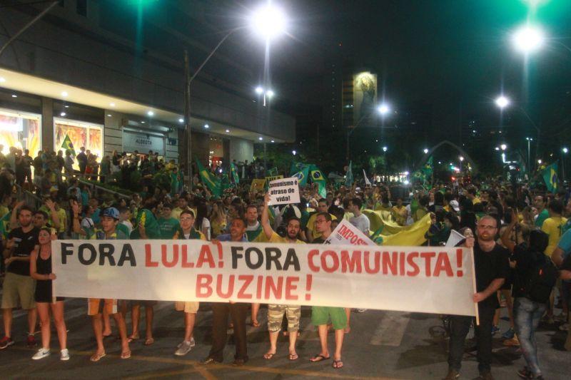 Em Fortaleza, manifestantes realizaram protesto na noite desta quinta-feira, 17. O ato pedia renncia da presidente Dilma Rousseff, sada do ex-presidente Lula e em apoio ao juiz Srgio Moro. Fotos: Tatiana Fortes/OPOVO e Jlio Caesar/Especial para O POVO