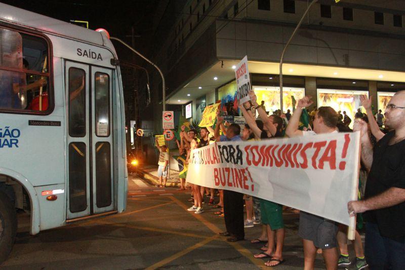 Em Fortaleza, manifestantes realizaram protesto na noite desta quinta-feira, 17. O ato pedia renncia da presidente Dilma Rousseff, sada do ex-presidente Lula e em apoio ao juiz Srgio Moro. Fotos: Tatiana Fortes/OPOVO e Jlio Caesar/Especial para O POVO