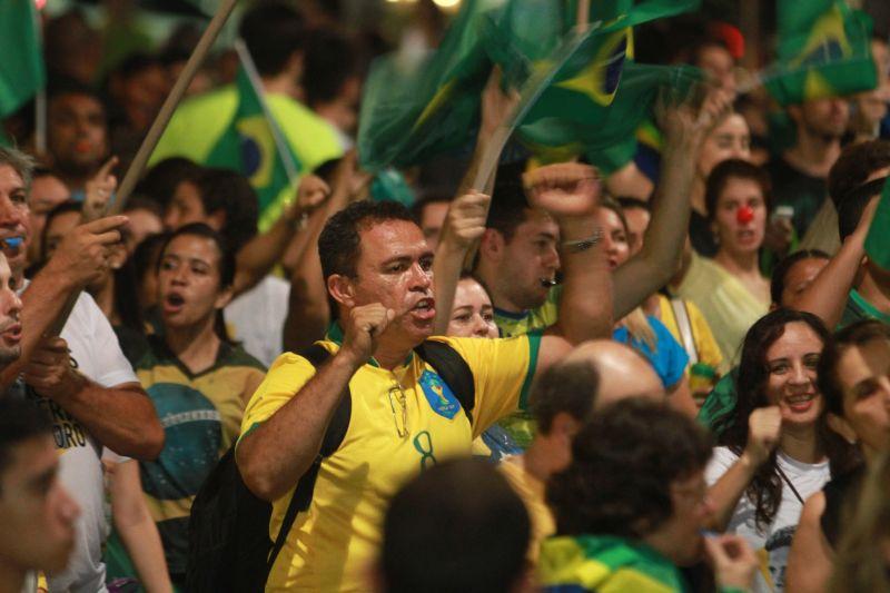 Em Fortaleza, manifestantes realizaram protesto na noite desta quinta-feira, 17. O ato pedia renncia da presidente Dilma Rousseff, sada do ex-presidente Lula e em apoio ao juiz Srgio Moro. Fotos: Tatiana Fortes/OPOVO e Jlio Caesar/Especial para O POVO