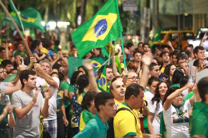 Em Fortaleza, manifestantes realizaram protesto na noite desta quinta-feira, 17. O ato pedia renncia da presidente Dilma Rousseff, sada do ex-presidente Lula e em apoio ao juiz Srgio Moro. Fotos: Tatiana Fortes/OPOVO e Jlio Caesar/Especial para O POVO