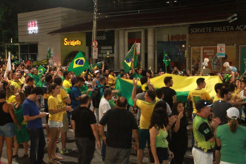 Em Fortaleza, manifestantes realizaram protesto na noite desta quinta-feira, 17. O ato pedia renncia da presidente Dilma Rousseff, sada do ex-presidente Lula e em apoio ao juiz Srgio Moro. Fotos: Tatiana Fortes/OPOVO e Jlio Caesar/Especial para O POVO