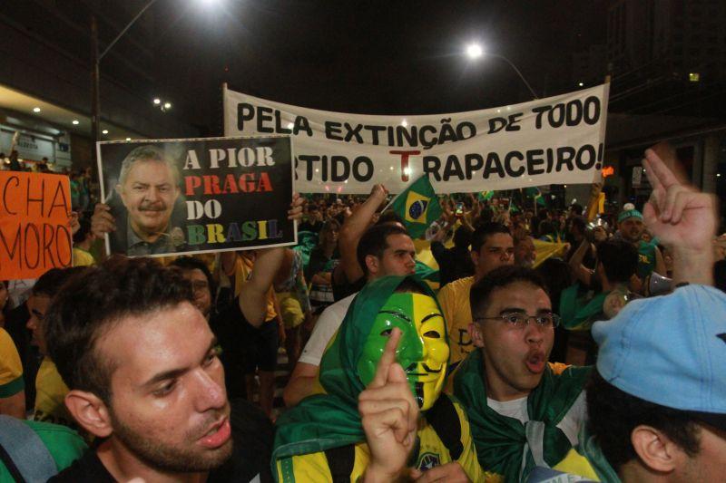 Em Fortaleza, manifestantes realizaram protesto na noite desta quinta-feira, 17. O ato pedia renncia da presidente Dilma Rousseff, sada do ex-presidente Lula e em apoio ao juiz Srgio Moro. Fotos: Tatiana Fortes/OPOVO e Jlio Caesar/Especial para O POVO