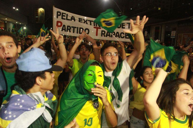 Em Fortaleza, manifestantes realizaram protesto na noite desta quinta-feira, 17. O ato pedia renncia da presidente Dilma Rousseff, sada do ex-presidente Lula e em apoio ao juiz Srgio Moro. Fotos: Tatiana Fortes/OPOVO e Jlio Caesar/Especial para O POVO