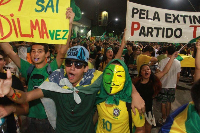 Em Fortaleza, manifestantes realizaram protesto na noite desta quinta-feira, 17. O ato pedia renncia da presidente Dilma Rousseff, sada do ex-presidente Lula e em apoio ao juiz Srgio Moro. Fotos: Tatiana Fortes/OPOVO e Jlio Caesar/Especial para O POVO