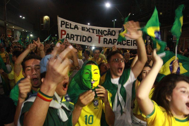 Em Fortaleza, manifestantes realizaram protesto na noite desta quinta-feira, 17. O ato pedia renncia da presidente Dilma Rousseff, sada do ex-presidente Lula e em apoio ao juiz Srgio Moro. Fotos: Tatiana Fortes/OPOVO e Jlio Caesar/Especial para O POVO