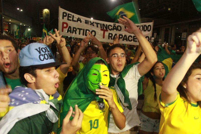 Em Fortaleza, manifestantes realizaram protesto na noite desta quinta-feira, 17. O ato pedia renncia da presidente Dilma Rousseff, sada do ex-presidente Lula e em apoio ao juiz Srgio Moro. Fotos: Tatiana Fortes/OPOVO e Jlio Caesar/Especial para O POVO