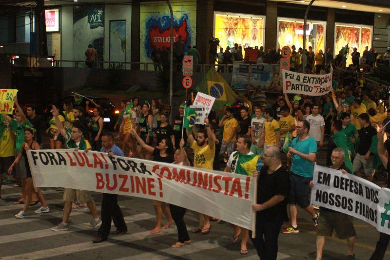 Em Fortaleza, manifestantes realizaram protesto na noite desta quinta-feira, 17. O ato pedia renncia da presidente Dilma Rousseff, sada do ex-presidente Lula e em apoio ao juiz Srgio Moro. Fotos: Tatiana Fortes/OPOVO e Jlio Caesar/Especial para O POVO