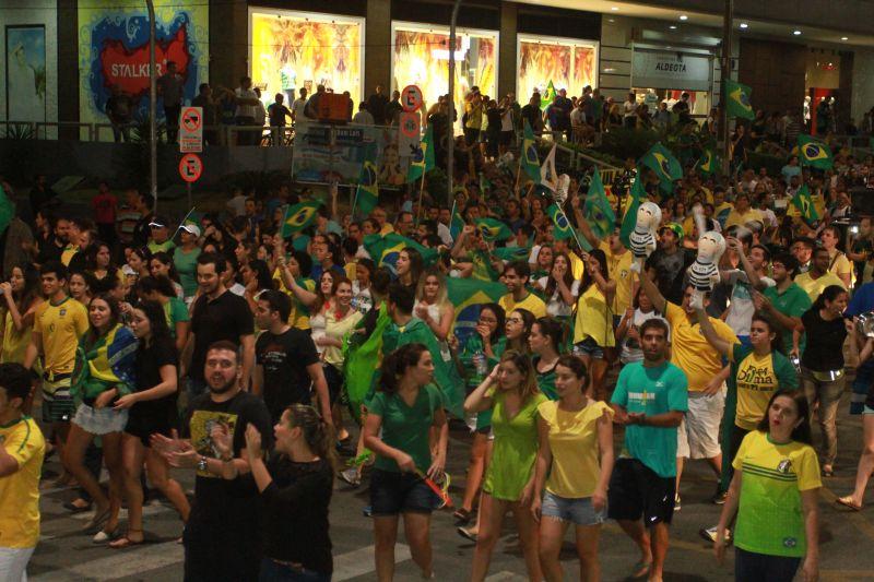 Em Fortaleza, manifestantes realizaram protesto na noite desta quinta-feira, 17. O ato pedia renncia da presidente Dilma Rousseff, sada do ex-presidente Lula e em apoio ao juiz Srgio Moro. Fotos: Tatiana Fortes/OPOVO e Jlio Caesar/Especial para O POVO