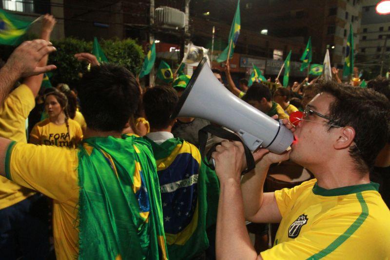 Em Fortaleza, manifestantes realizaram protesto na noite desta quinta-feira, 17. O ato pedia renncia da presidente Dilma Rousseff, sada do ex-presidente Lula e em apoio ao juiz Srgio Moro. Fotos: Tatiana Fortes/OPOVO e Jlio Caesar/Especial para O POVO