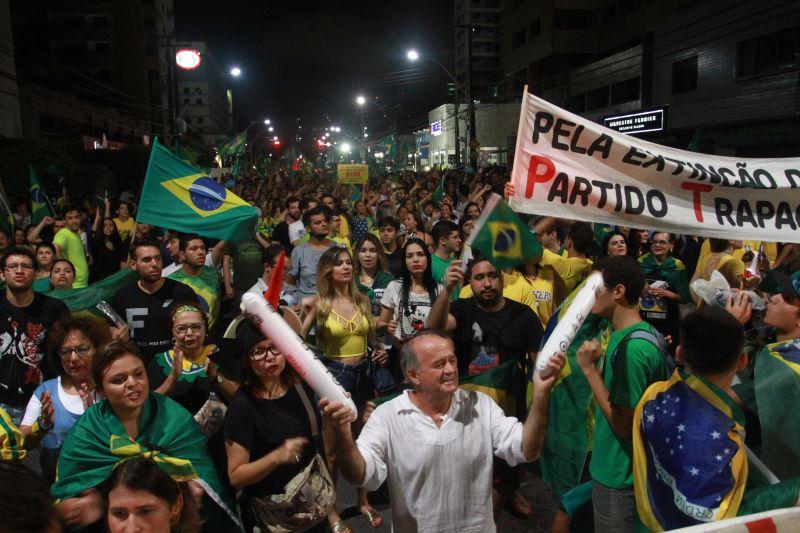 Em Fortaleza, manifestantes realizaram protesto na noite desta quinta-feira, 17. O ato pedia renncia da presidente Dilma Rousseff, sada do ex-presidente Lula e em apoio ao juiz Srgio Moro. Fotos: Tatiana Fortes/OPOVO e Jlio Caesar/Especial para O POVO