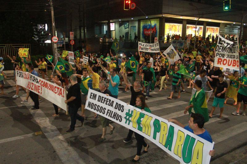 Em Fortaleza, manifestantes realizaram protesto na noite desta quinta-feira, 17. O ato pedia renncia da presidente Dilma Rousseff, sada do ex-presidente Lula e em apoio ao juiz Srgio Moro. Fotos: Tatiana Fortes/OPOVO e Jlio Caesar/Especial para O POVO