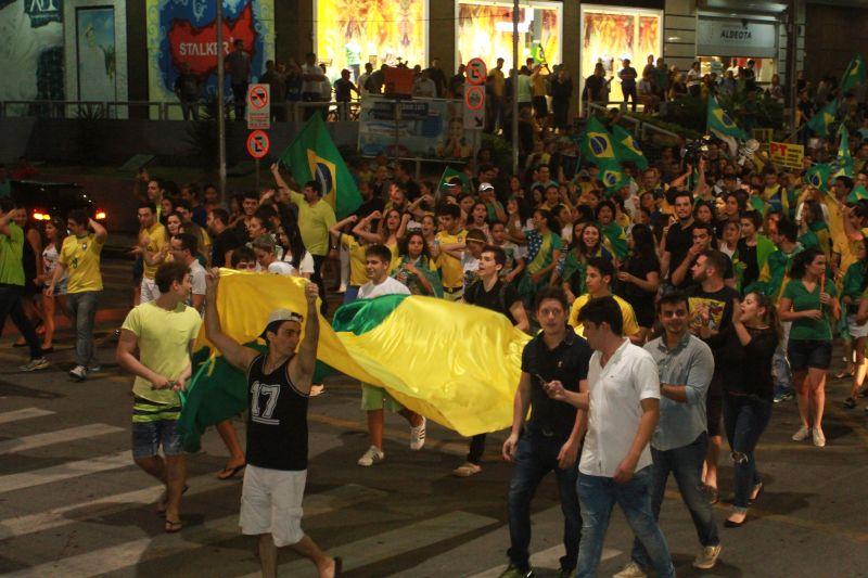 Em Fortaleza, manifestantes realizaram protesto na noite desta quinta-feira, 17. O ato pedia renncia da presidente Dilma Rousseff, sada do ex-presidente Lula e em apoio ao juiz Srgio Moro. Fotos: Tatiana Fortes/OPOVO e Jlio Caesar/Especial para O POVO