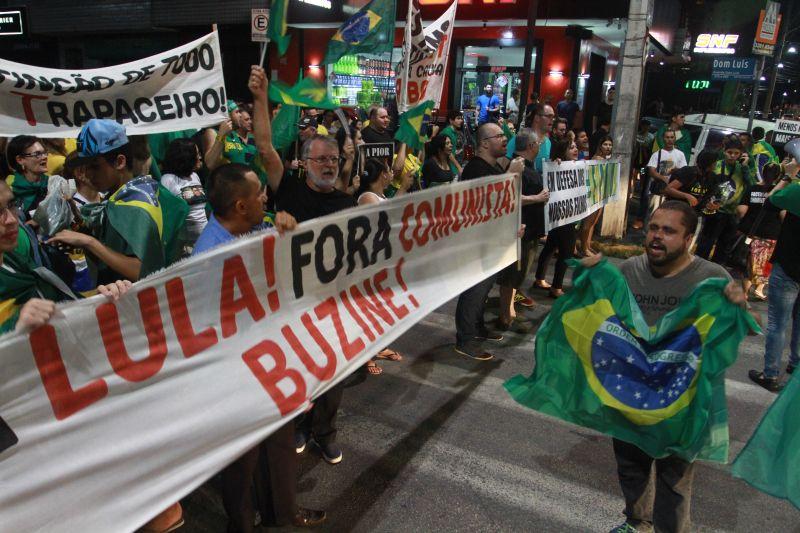 Em Fortaleza, manifestantes realizaram protesto na noite desta quinta-feira, 17. O ato pedia renncia da presidente Dilma Rousseff, sada do ex-presidente Lula e em apoio ao juiz Srgio Moro. Fotos: Tatiana Fortes/OPOVO e Jlio Caesar/Especial para O POVO