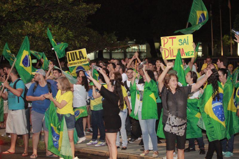 Em Fortaleza, manifestantes realizaram protesto na noite desta quinta-feira, 17. O ato pedia renncia da presidente Dilma Rousseff, sada do ex-presidente Lula e em apoio ao juiz Srgio Moro. Fotos: Tatiana Fortes/OPOVO e Jlio Caesar/Especial para O POVO