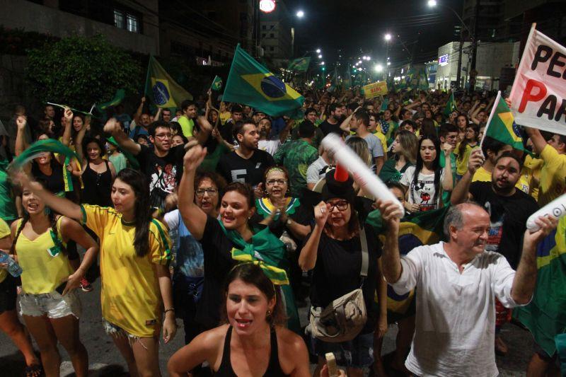 Em Fortaleza, manifestantes realizaram protesto na noite desta quinta-feira, 17. O ato pedia renncia da presidente Dilma Rousseff, sada do ex-presidente Lula e em apoio ao juiz Srgio Moro. Fotos: Tatiana Fortes/OPOVO e Jlio Caesar/Especial para O POVO