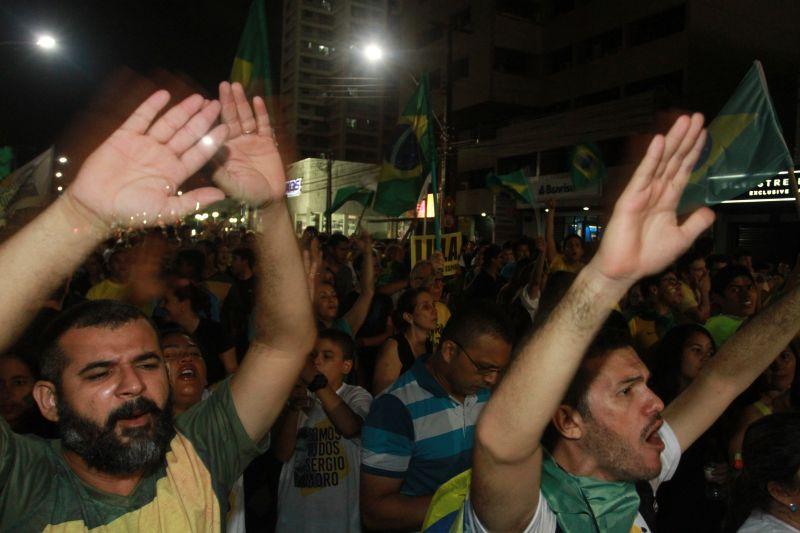 Em Fortaleza, manifestantes realizaram protesto na noite desta quinta-feira, 17. O ato pedia renncia da presidente Dilma Rousseff, sada do ex-presidente Lula e em apoio ao juiz Srgio Moro. Fotos: Tatiana Fortes/OPOVO e Jlio Caesar/Especial para O POVO