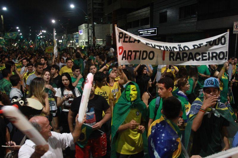 Em Fortaleza, manifestantes realizaram protesto na noite desta quinta-feira, 17. O ato pedia renncia da presidente Dilma Rousseff, sada do ex-presidente Lula e em apoio ao juiz Srgio Moro. Fotos: Tatiana Fortes/OPOVO e Jlio Caesar/Especial para O POVO