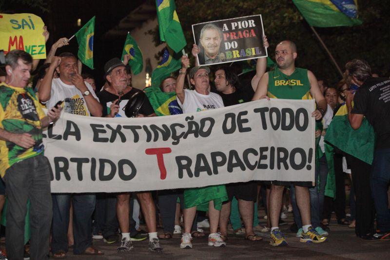 Em Fortaleza, manifestantes realizaram protesto na noite desta quinta-feira, 17. O ato pedia renncia da presidente Dilma Rousseff, sada do ex-presidente Lula e em apoio ao juiz Srgio Moro. Fotos: Tatiana Fortes/OPOVO e Jlio Caesar/Especial para O POVO