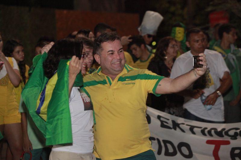 Em Fortaleza, manifestantes realizaram protesto na noite desta quinta-feira, 17. O ato pedia renncia da presidente Dilma Rousseff, sada do ex-presidente Lula e em apoio ao juiz Srgio Moro. Fotos: Tatiana Fortes/OPOVO e Jlio Caesar/Especial para O POVO