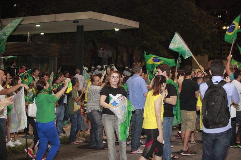 Em Fortaleza, manifestantes realizaram protesto na noite desta quinta-feira, 17. O ato pedia renncia da presidente Dilma Rousseff, sada do ex-presidente Lula e em apoio ao juiz Srgio Moro. Fotos: Tatiana Fortes/OPOVO e Jlio Caesar/Especial para O POVO