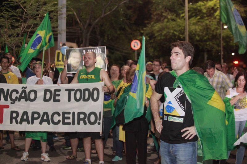 Em Fortaleza, manifestantes realizaram protesto na noite desta quinta-feira, 17. O ato pedia renncia da presidente Dilma Rousseff, sada do ex-presidente Lula e em apoio ao juiz Srgio Moro. Fotos: Tatiana Fortes/OPOVO e Jlio Caesar/Especial para O POVO