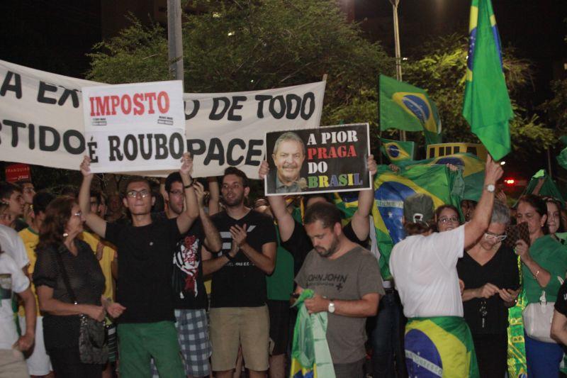 Em Fortaleza, manifestantes realizaram protesto na noite desta quinta-feira, 17. O ato pedia renncia da presidente Dilma Rousseff, sada do ex-presidente Lula e em apoio ao juiz Srgio Moro. Fotos: Tatiana Fortes/OPOVO e Jlio Caesar/Especial para O POVO