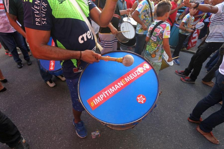 O mote dos protestos desta sexta-feira, 18, no Centro de Fortaleza,  foi em defesa da democracia e contra o impeachment da presidente Dilma Rousseff. Foto: Fbio Lima/ O POVO