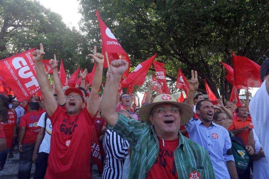 O mote dos protestos desta sexta-feira, 18, no Centro de Fortaleza,  foi em defesa da democracia e contra o impeachment da presidente Dilma Rousseff. Foto: Fbio Lima/ O POVO