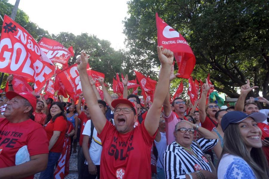 O mote dos protestos desta sexta-feira, 18, no Centro de Fortaleza,  foi em defesa da democracia e contra o impeachment da presidente Dilma Rousseff. Foto: Fbio Lima/ O POVO