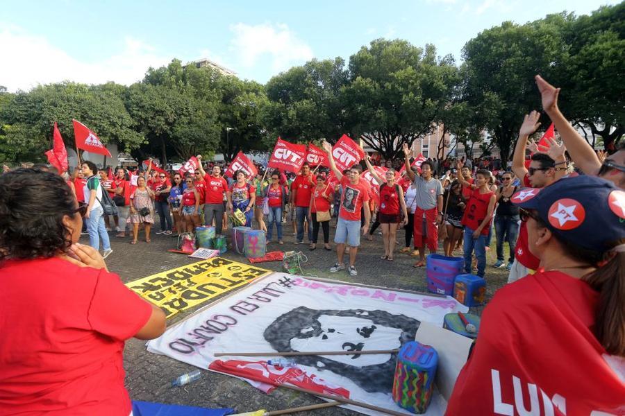 O mote dos protestos desta sexta-feira, 18, no Centro de Fortaleza,  foi em defesa da democracia e contra o impeachment da presidente Dilma Rousseff. Foto: Fbio Lima/ O POVO