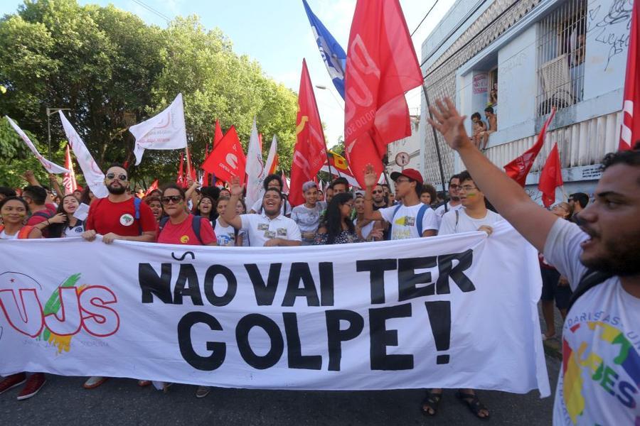 O mote dos protestos desta sexta-feira, 18, no Centro de Fortaleza,  foi em defesa da democracia e contra o impeachment da presidente Dilma Rousseff. Foto: Fbio Lima/ O POVO