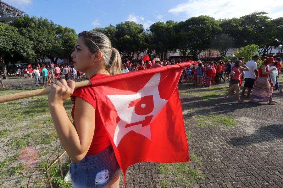 O mote dos protestos desta sexta-feira, 18, no Centro de Fortaleza,  foi em defesa da democracia e contra o impeachment da presidente Dilma Rousseff. Foto: Fbio Lima/ O POVO