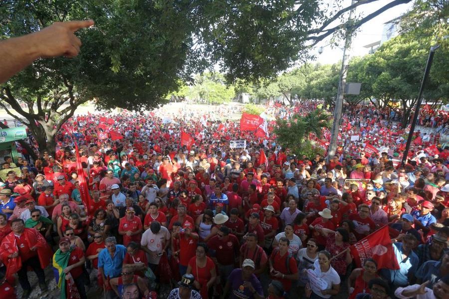 O mote dos protestos desta sexta-feira, 18, no Centro de Fortaleza,  foi em defesa da democracia e contra o impeachment da presidente Dilma Rousseff. Foto: Fbio Lima/ O POVO