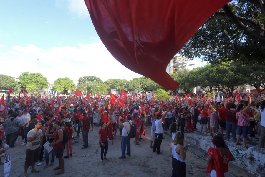 O mote dos protestos desta sexta-feira, 18, no Centro de Fortaleza,  foi em defesa da democracia e contra o impeachment da presidente Dilma Rousseff. Foto: Fbio Lima/ O POVO