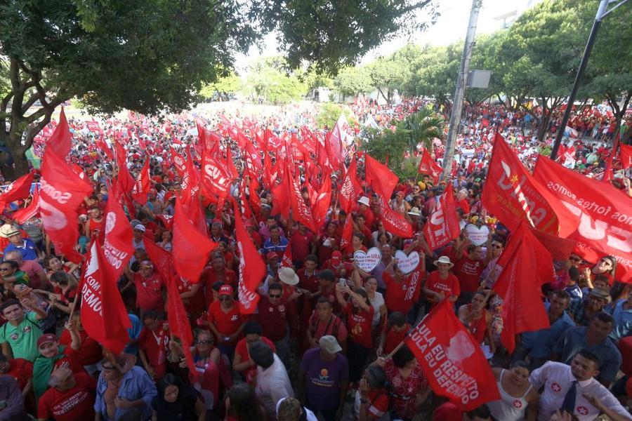 O mote dos protestos desta sexta-feira, 18, no Centro de Fortaleza,  foi em defesa da democracia e contra o impeachment da presidente Dilma Rousseff. Foto: Fbio Lima/ O POVO