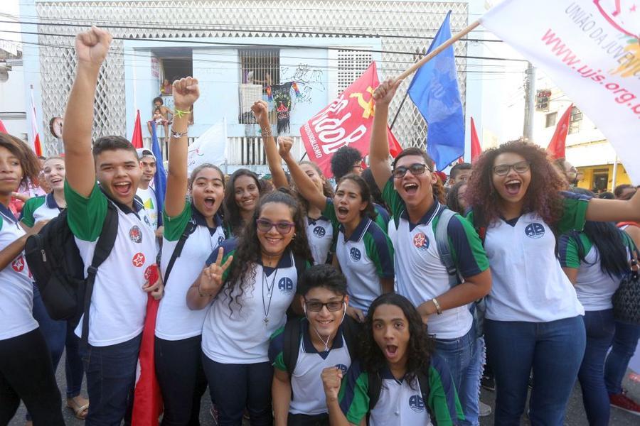 O mote dos protestos desta sexta-feira, 18, no Centro de Fortaleza,  foi em defesa da democracia e contra o impeachment da presidente Dilma Rousseff. Foto: Fbio Lima/ O POVO