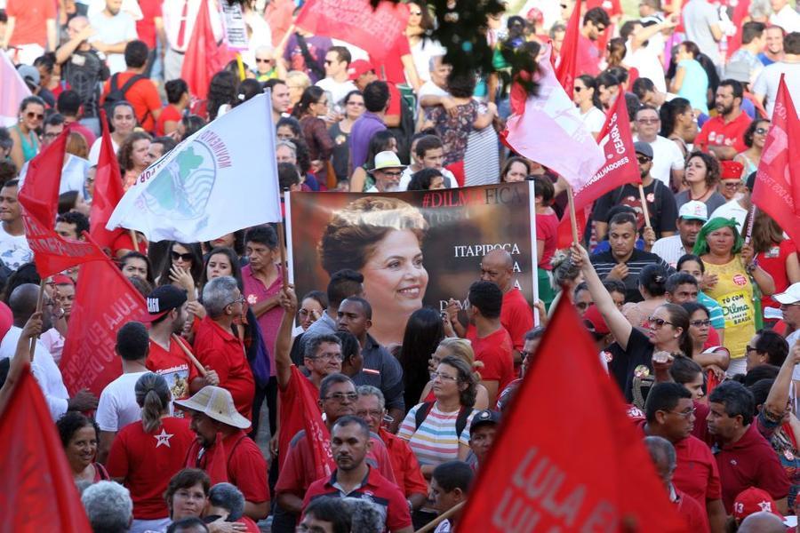 O mote dos protestos desta sexta-feira, 18, no Centro de Fortaleza,  foi em defesa da democracia e contra o impeachment da presidente Dilma Rousseff. Foto: Fbio Lima/ O POVO