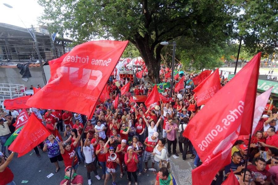 O mote dos protestos desta sexta-feira, 18, no Centro de Fortaleza,  foi em defesa da democracia e contra o impeachment da presidente Dilma Rousseff. Foto: Fbio Lima/ O POVO