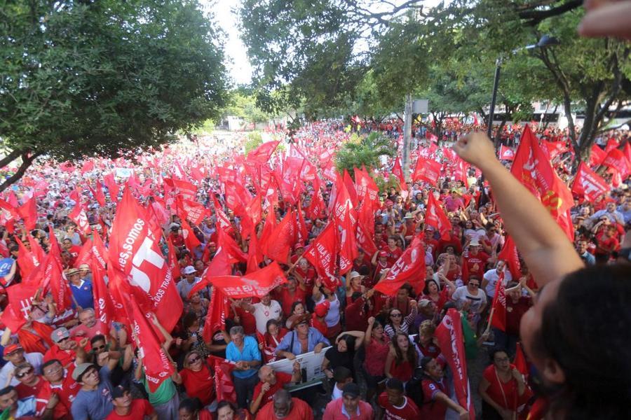 O mote dos protestos desta sexta-feira, 18, no Centro de Fortaleza,  foi em defesa da democracia e contra o impeachment da presidente Dilma Rousseff. Foto: Fbio Lima/ O POVO