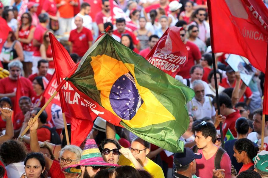 O mote dos protestos desta sexta-feira, 18, no Centro de Fortaleza,  foi em defesa da democracia e contra o impeachment da presidente Dilma Rousseff. Foto: Fbio Lima/ O POVO