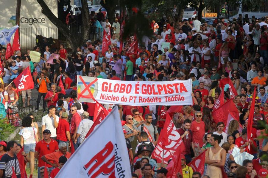 O mote dos protestos desta sexta-feira, 18, no Centro de Fortaleza,  foi em defesa da democracia e contra o impeachment da presidente Dilma Rousseff. Foto: Fbio Lima/ O POVO