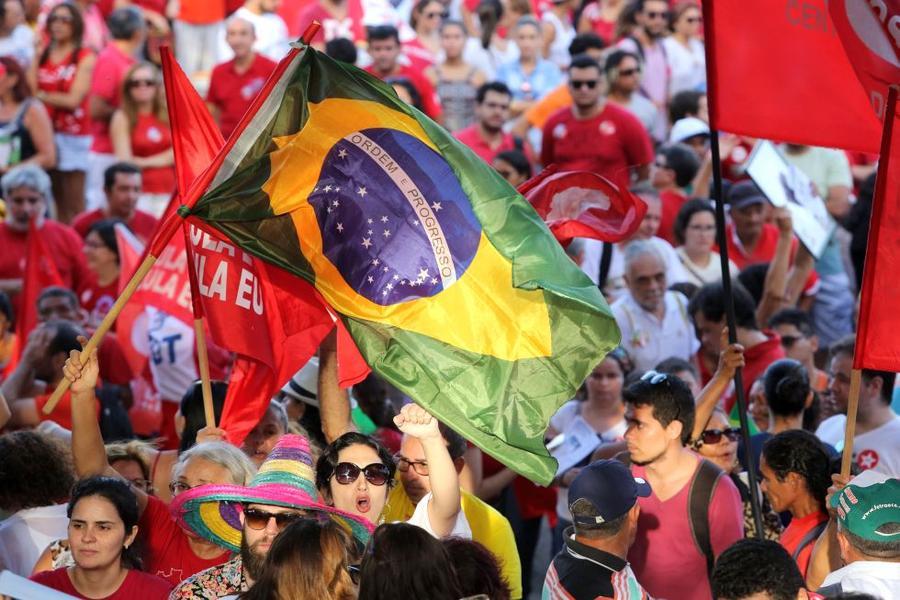 O mote dos protestos desta sexta-feira, 18, no Centro de Fortaleza,  foi em defesa da democracia e contra o impeachment da presidente Dilma Rousseff. Foto: Fbio Lima/ O POVO