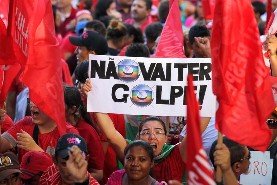 O mote dos protestos desta sexta-feira, 18, no Centro de Fortaleza,  foi em defesa da democracia e contra o impeachment da presidente Dilma Rousseff. Foto: Fbio Lima/ O POVO