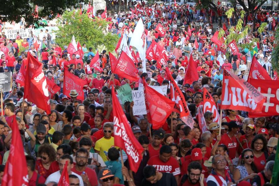 O mote dos protestos desta sexta-feira, 18, no Centro de Fortaleza,  foi em defesa da democracia e contra o impeachment da presidente Dilma Rousseff. Foto: Fbio Lima/ O POVO