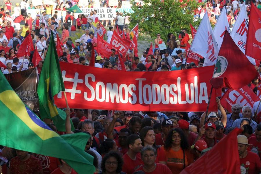 O mote dos protestos desta sexta-feira, 18, no Centro de Fortaleza,  foi em defesa da democracia e contra o impeachment da presidente Dilma Rousseff. Foto: Fbio Lima/ O POVO