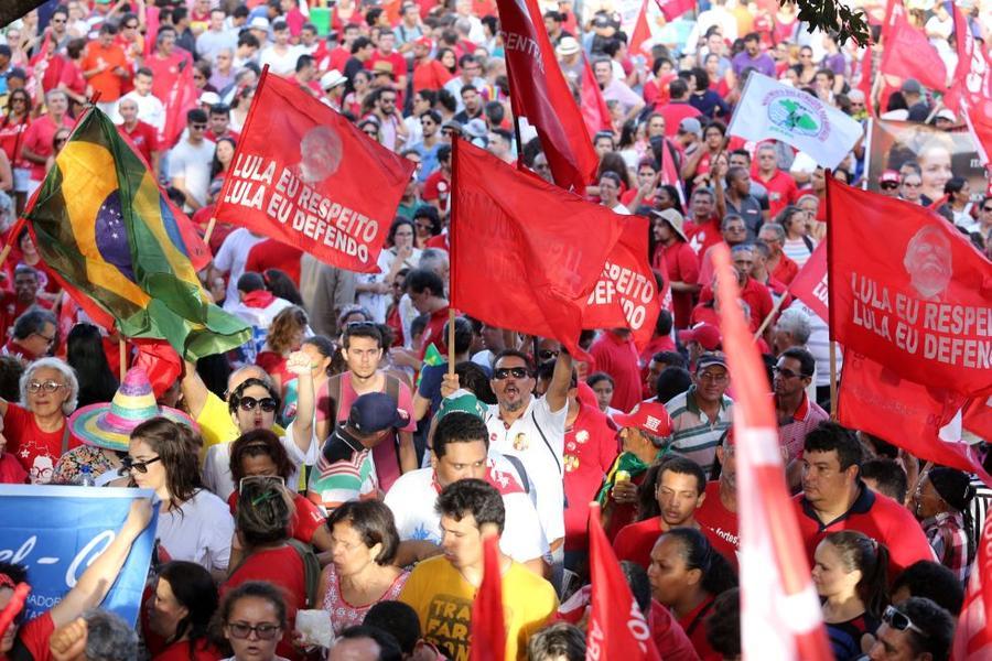 O mote dos protestos desta sexta-feira, 18, no Centro de Fortaleza,  foi em defesa da democracia e contra o impeachment da presidente Dilma Rousseff. Foto: Fbio Lima/ O POVO