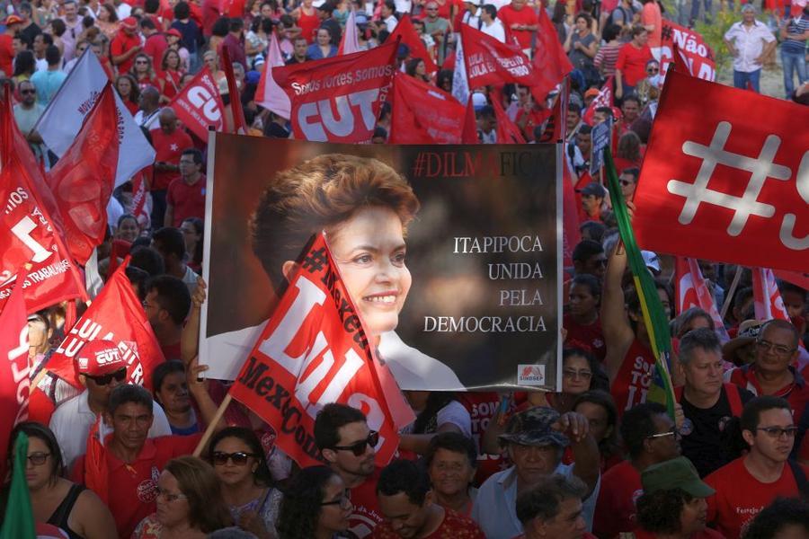 O mote dos protestos desta sexta-feira, 18, no Centro de Fortaleza,  foi em defesa da democracia e contra o impeachment da presidente Dilma Rousseff. Foto: Fbio Lima/ O POVO