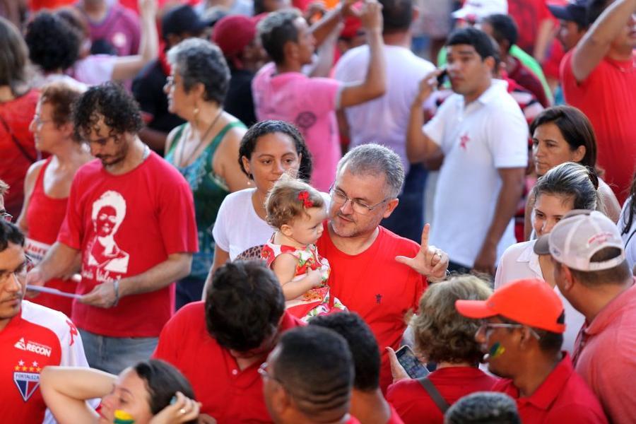 O mote dos protestos desta sexta-feira, 18, no Centro de Fortaleza,  foi em defesa da democracia e contra o impeachment da presidente Dilma Rousseff. Foto: Fbio Lima/ O POVO