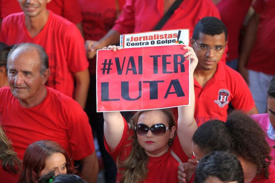 O mote dos protestos desta sexta-feira, 18, no Centro de Fortaleza,  foi em defesa da democracia e contra o impeachment da presidente Dilma Rousseff. Foto: Fbio Lima/ O POVO